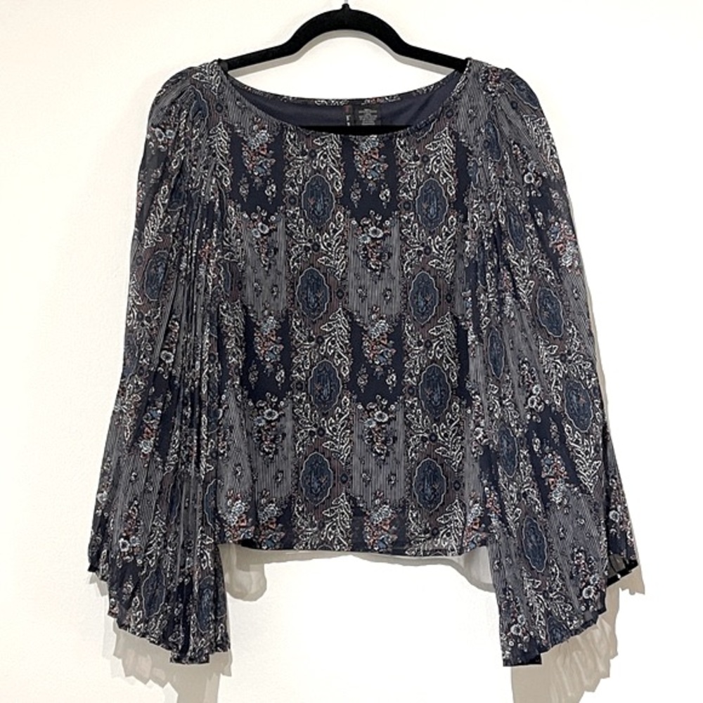 Top // Brand: Fire Los Angeles / Size: Small / Navy Pleated Accordion Sleeve